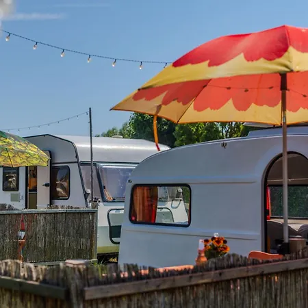 Auszeit 27 - Retro-camper Kamp alanı Heringsdorf (Ostholstein)